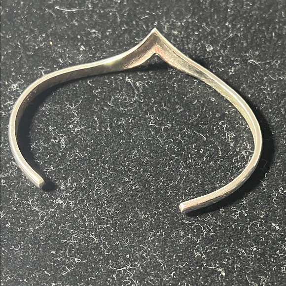 Avon Silver V-Style cuff bracelet - Picture 4 of 5